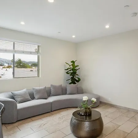 Gold Point Hollywood Apartments